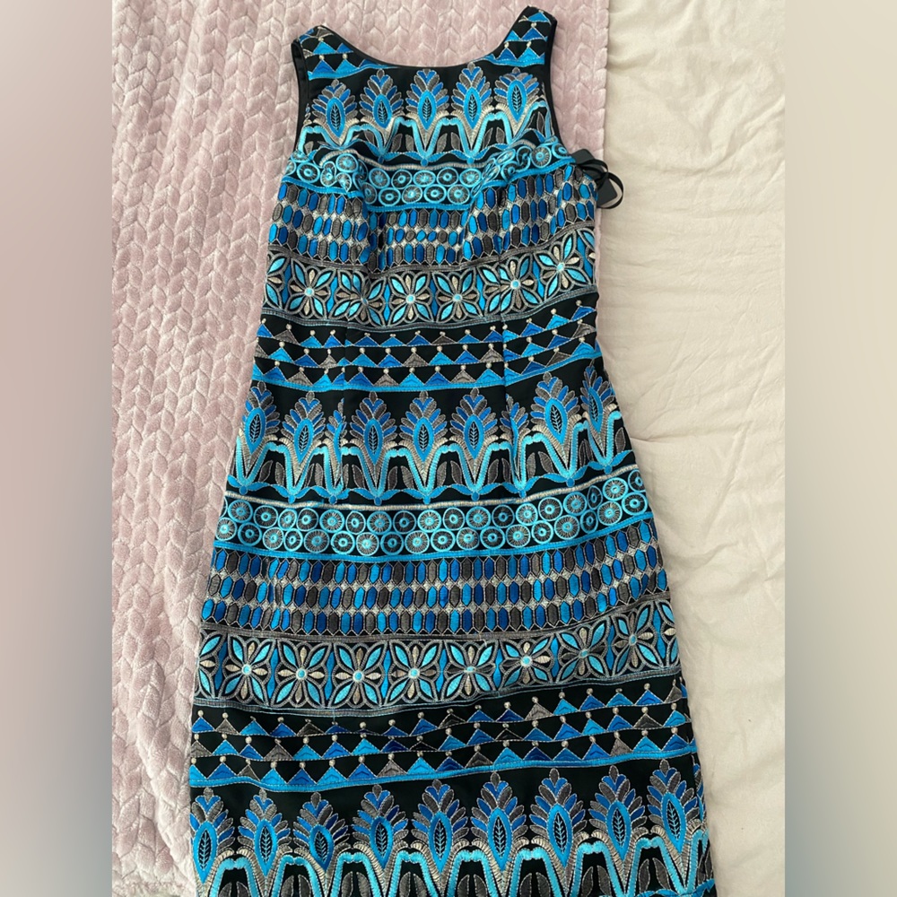Beautiful dress - Picture 2 of 3